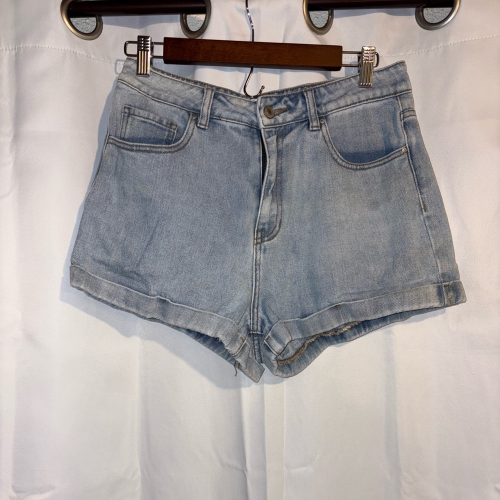 PacSun Womens Denim Mom Short Size 29 Light Wash 2” Inseam Cotton Cuff Juniors